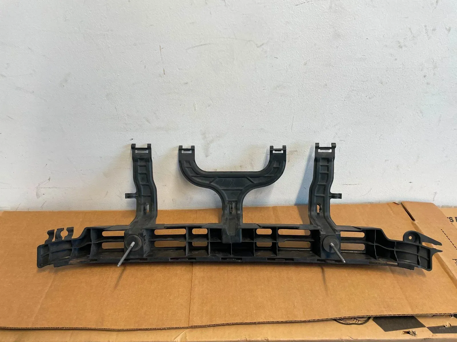 Mercedes CLS W218 Stoßstange Halter Führung hinten A2188852165 - Bild 1