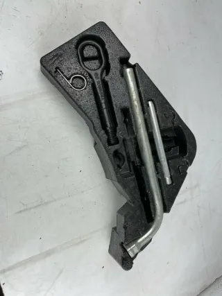 Audi Q7 4L Werkzeugkoffer Werkzeug Einsatz Kofferraum 4L0012113E - Bild 1