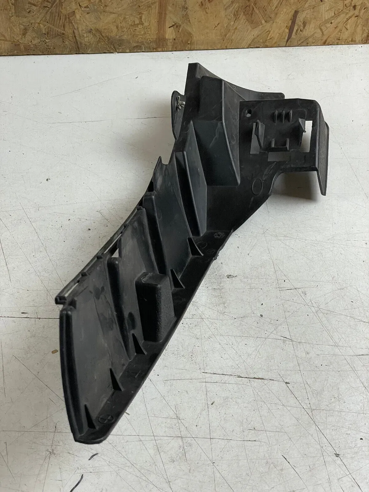 Mercedes W238 Stoßstangenhalter vorne links Bumper Holder A2388857300 - Bild 1