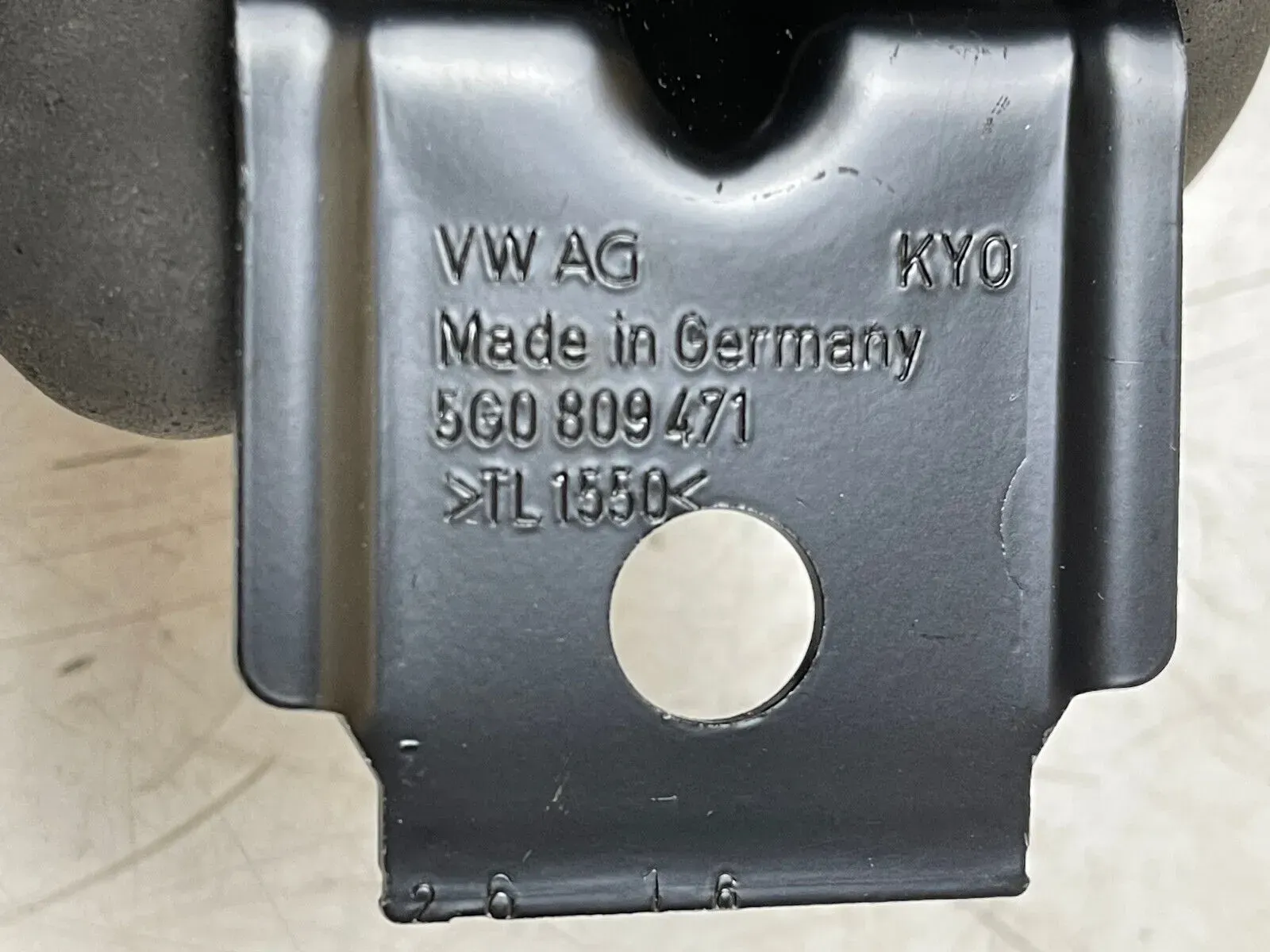VW Golf VII Halter Strebe Kotflügel Vorne Rechts 5G0809471 Neu Original - Bild 1