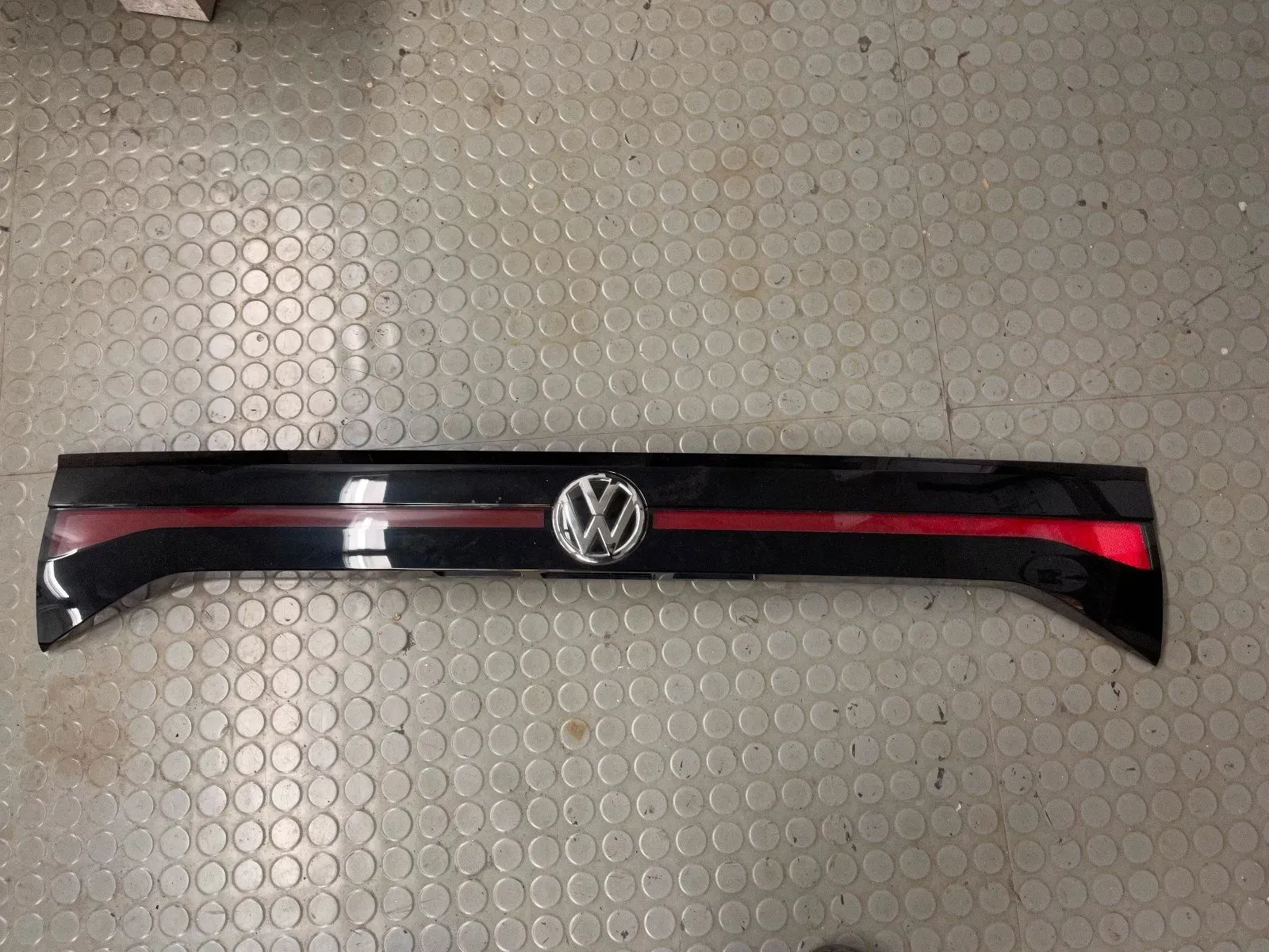 VW T-Cross 2G Rücklicht mitte Heckklappe 2GM827577J gebraucht - Bild 1