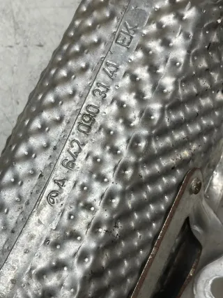 Mercedes-Benz W212 E-Klasse Abschirmblech Halter Krümmer Hitzeblech A6420903141 - Bild 3