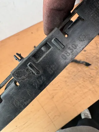 Original Mercedes W204 Stoßstangenhalter Führung hinten rechts A2048800830 - Bild 2