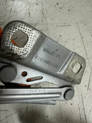 MERCEDES-BENZ M W164 Vorne Rechts links Motorhaube Scharnier A2518800428 2009 - Bild 3