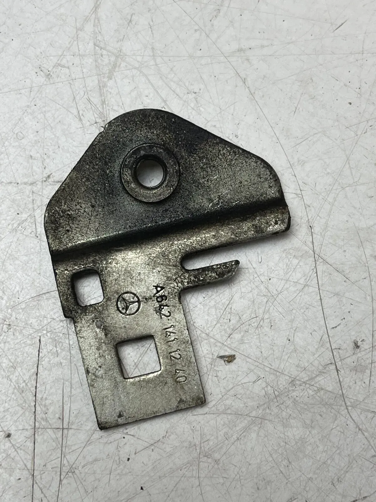 Mercedes Benz Befestigung HALTER UMSCHALTVENTIL ABGASRUECKFUEHRUNG A6421411240 - Bild 1