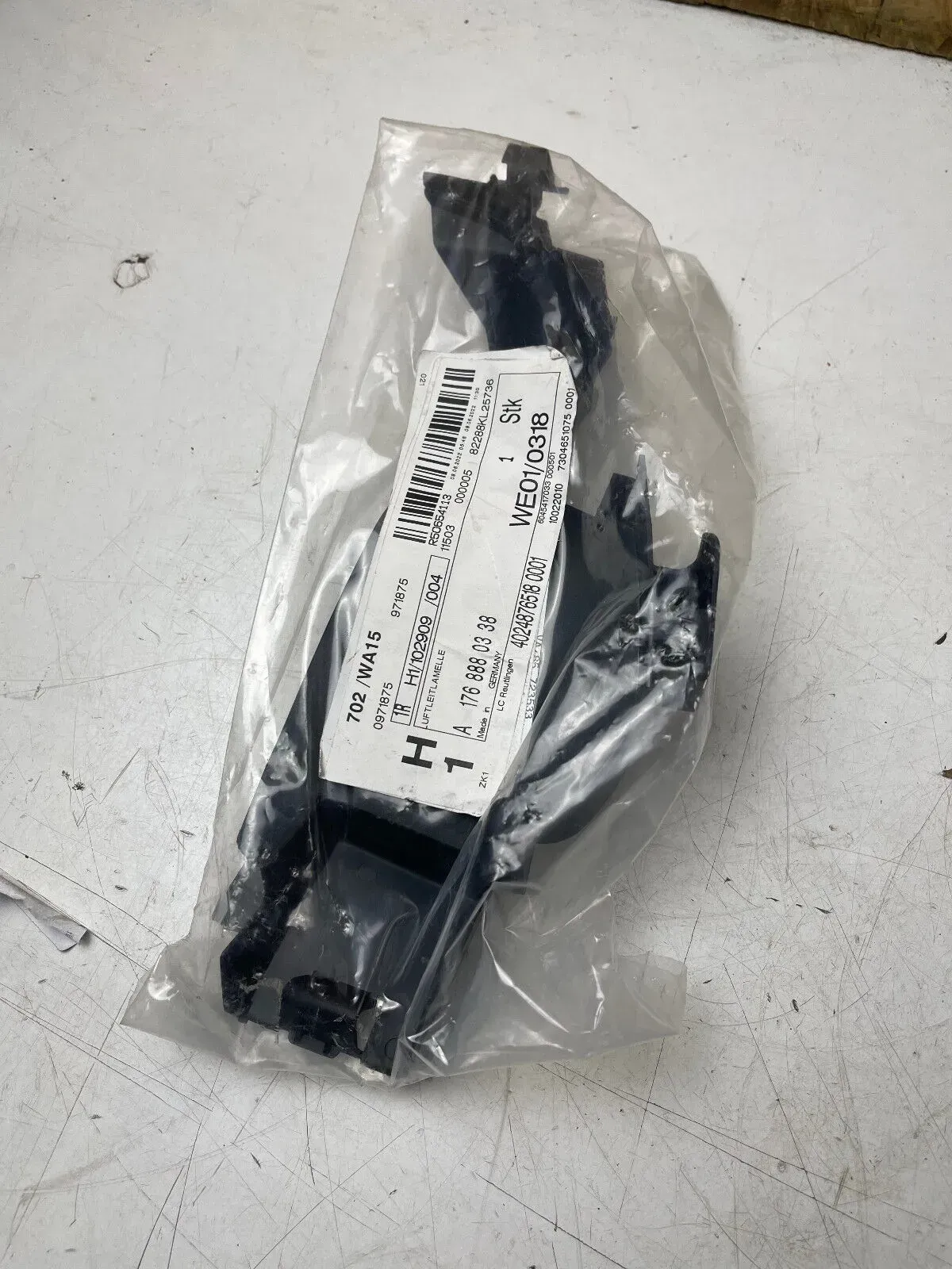 Mercedes A-Kl. W176 Stoßstange vorne Grill rechts Luftstrom A1768880238 Original - Bild 1
