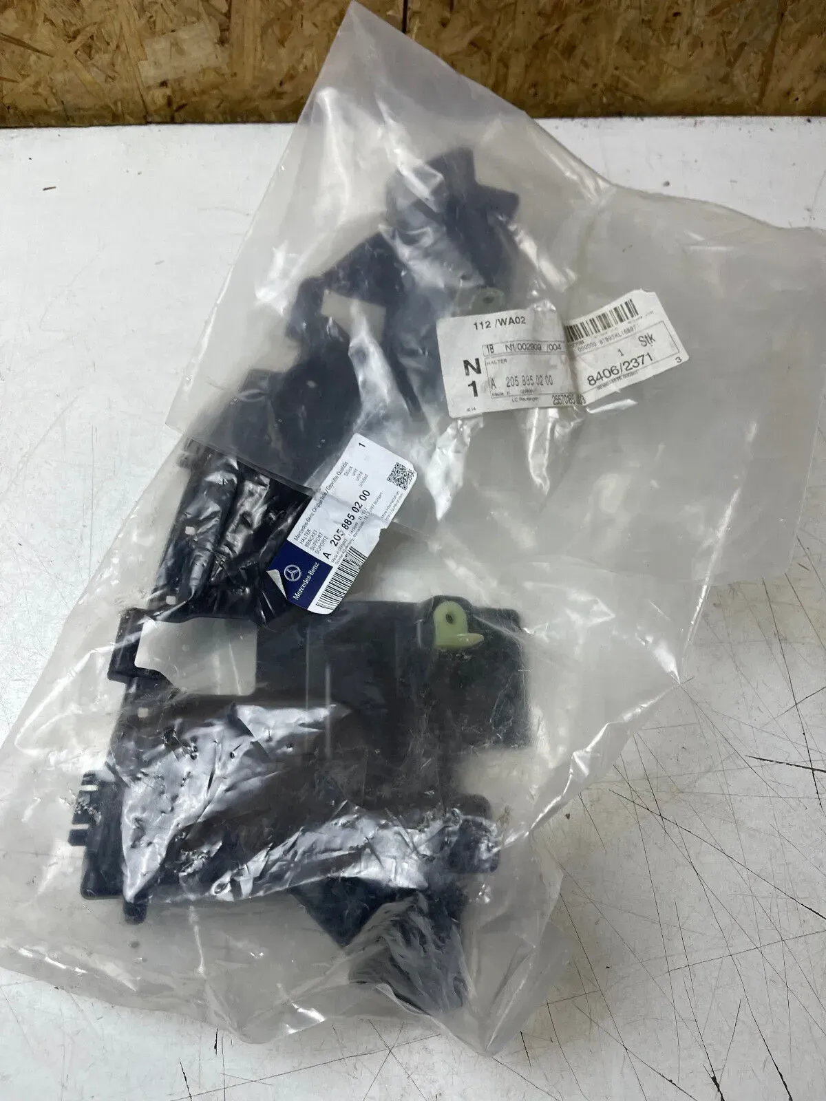 Mercedes C Klasse W205 Halter rechts A2058850200 Neu Original - Bild 1