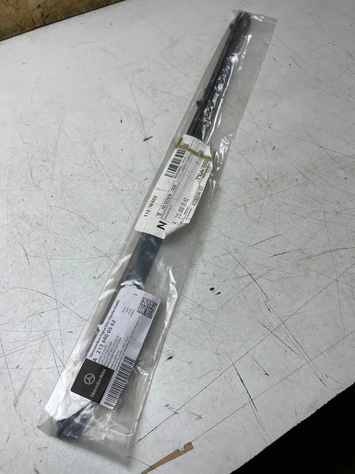 Mercedes E W213 Abweisleiste Abdeckleiste Deflector Strip A2136900562 Neu Origi. - Bild 1
