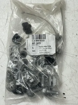 VW Golf Sportsvan Befestigungssatz 510898623A Stoßfänger hinten Neu Original - Bild 1