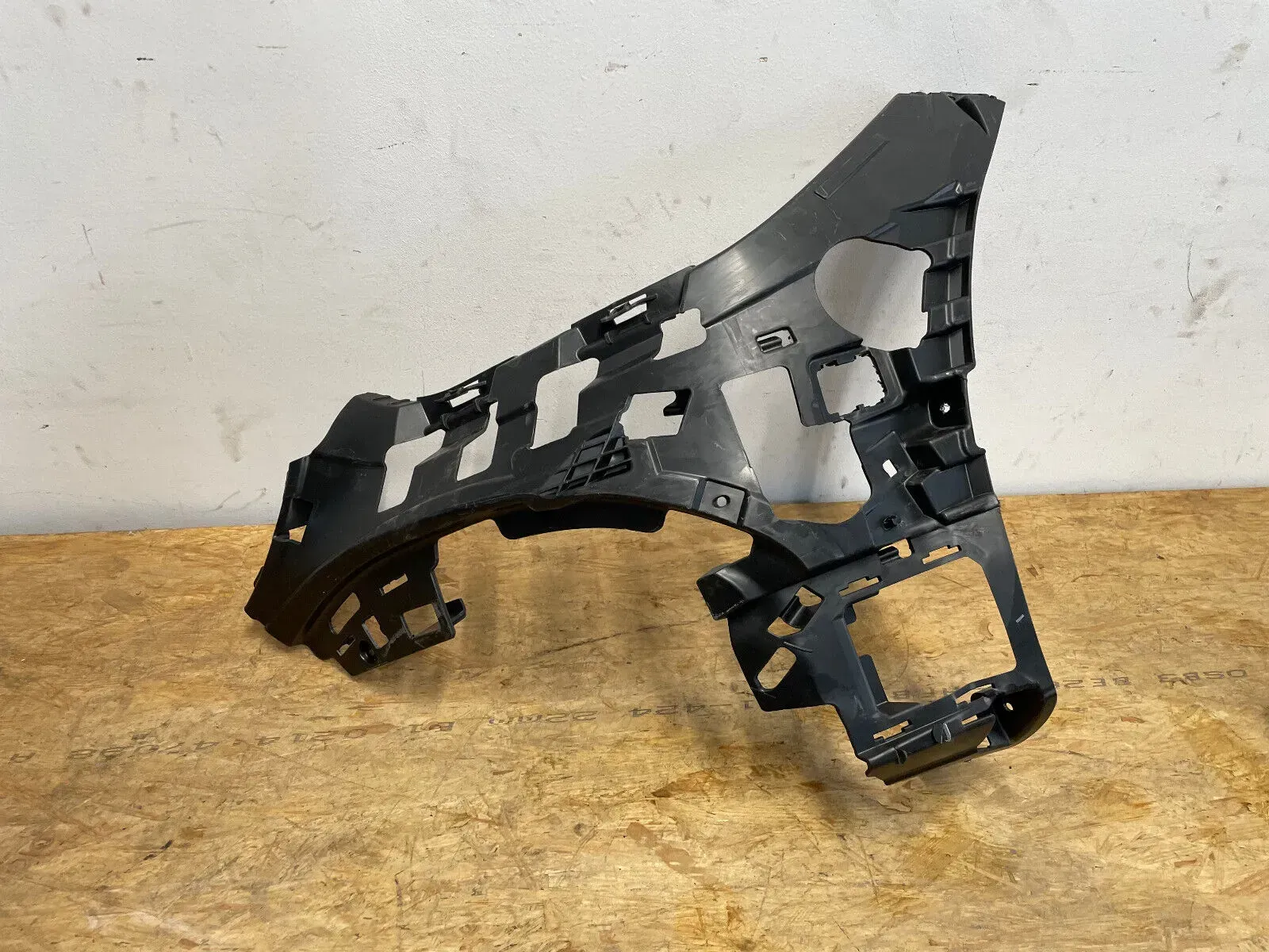 Mercedes W206 Halter Stoßstange Träger Grundträger A2068851501 - Bild 1