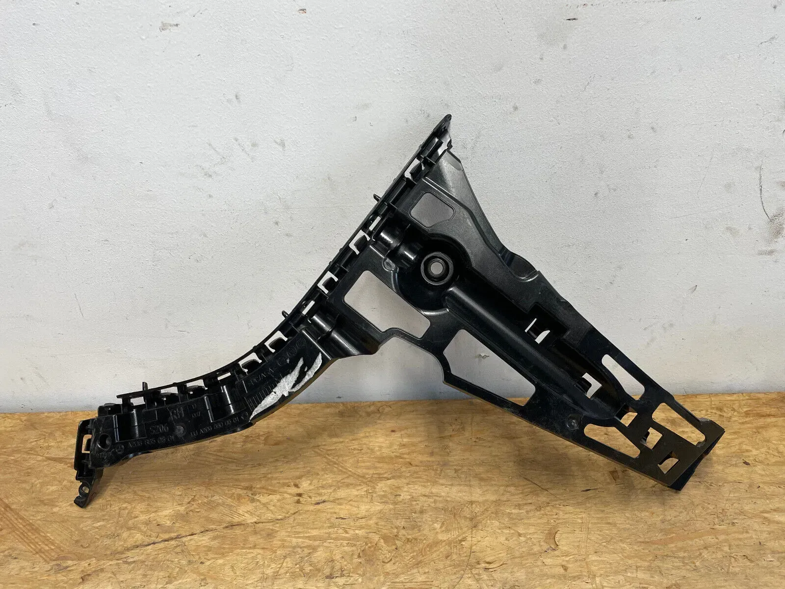 Mercedes W206 Stoßstangenhalter Halterung Träger rechts  A2068850801 - Bild 1