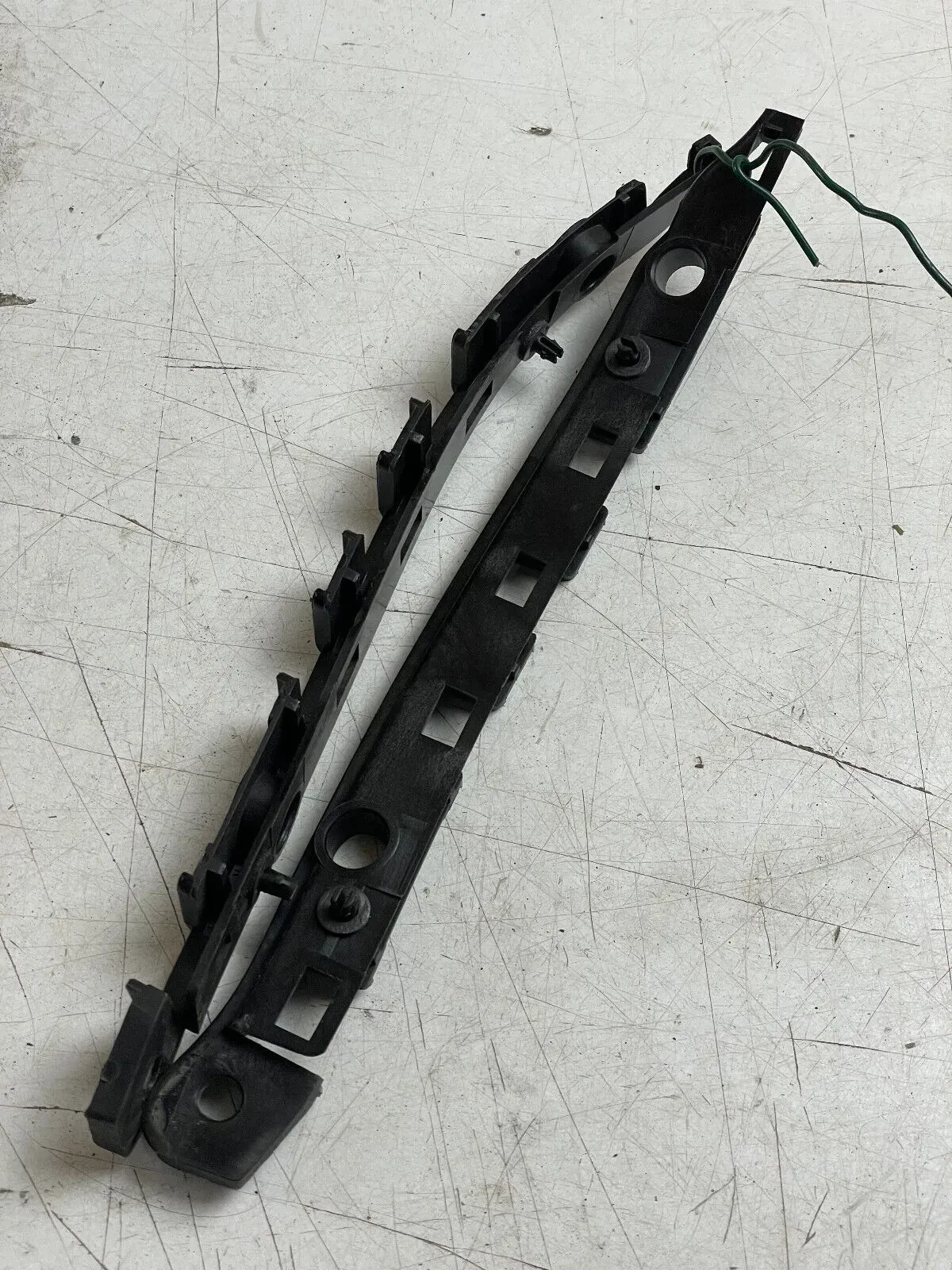 Mercedes W246 Halterung Stoßstange Hinten L + R A2468550121 / A2468550221 - Bild 1