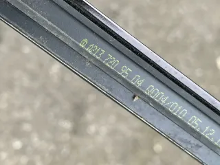 Mercedes-Benz E W213 Vordere Linke Türfensterversiegelungsschiene A2137209504 - Bild 7