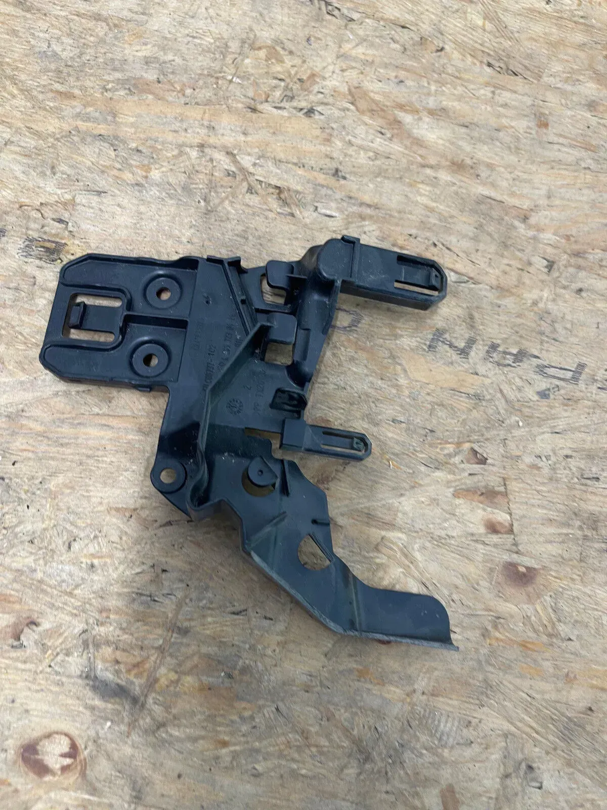 Mercedes W205 HALTER TÜRSCHLOSS Vorne RECHTS A2057230414 - Bild 1