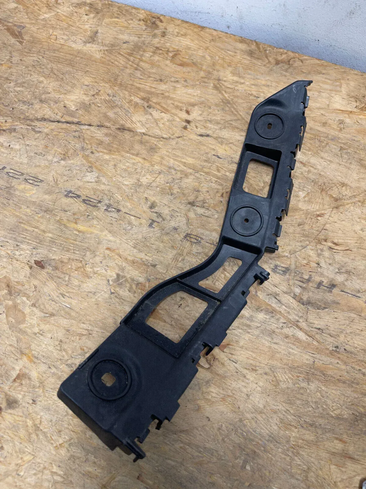 VW Polo V 6R Halter 2009-2014 Führung Halter Stoßstange Hinten Rechts 6R6807394A - Bild 1