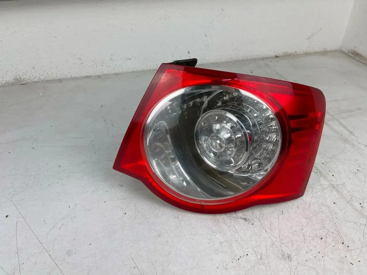 VW Jetta Rücklicht rechts 1K5945096G - Bild 1