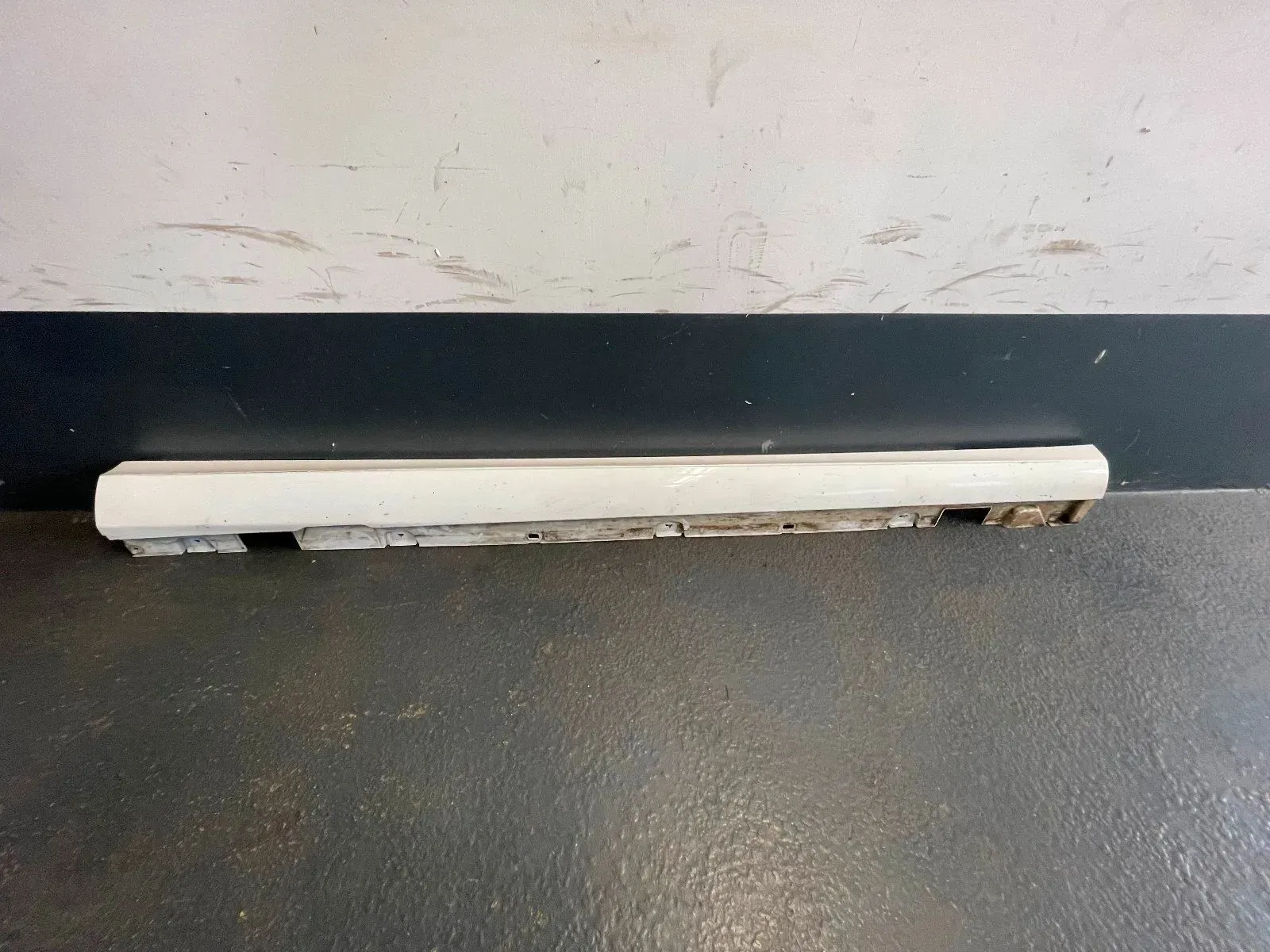 Mercedes W213 Kombi AMG Paket Seitenschweller Rechts A2136900202 - Bild 1