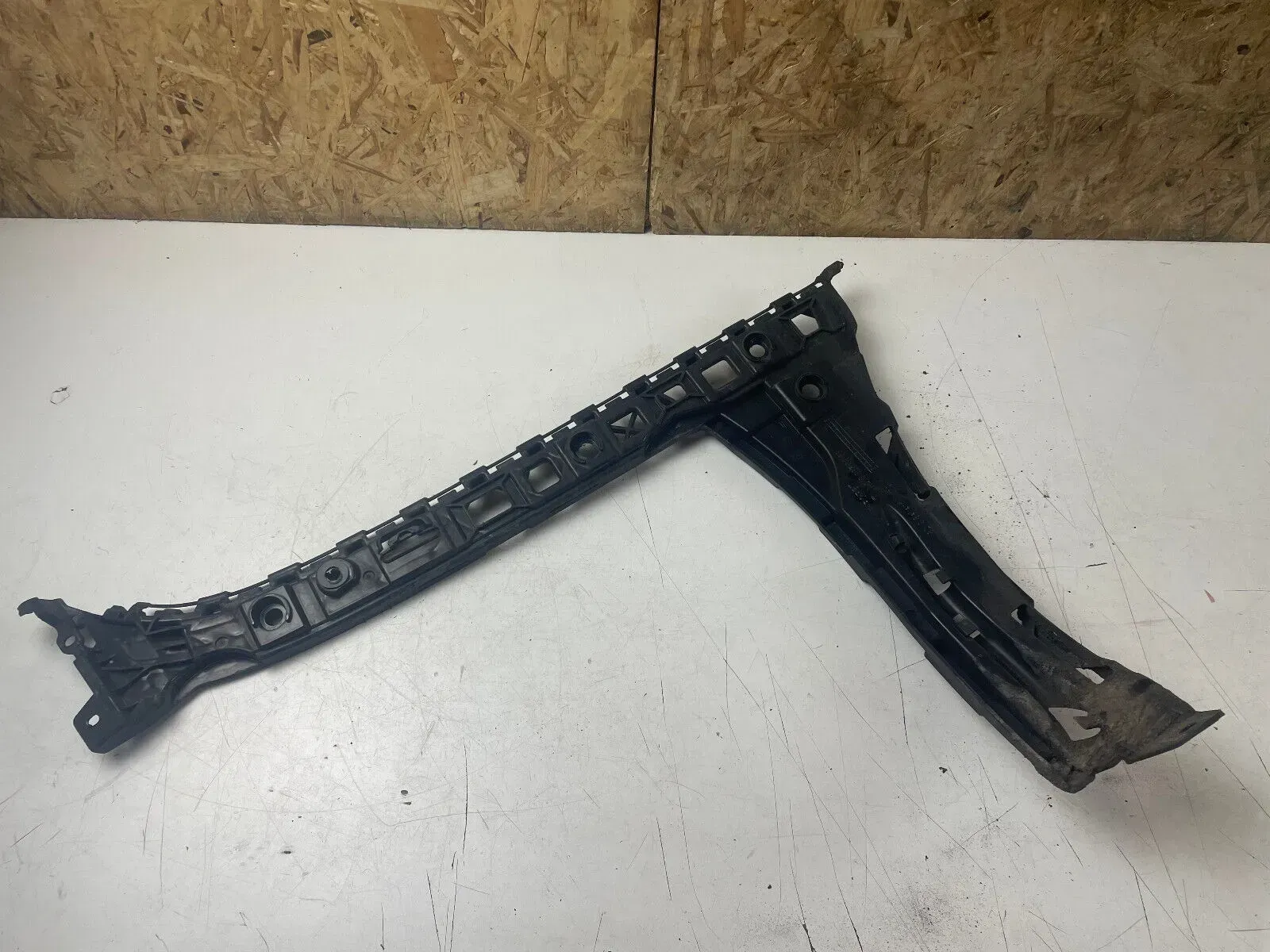 Mercedes E S213 T-Mod Halterung Stoßstange hinten links Halter A2138850363 - Bild 1