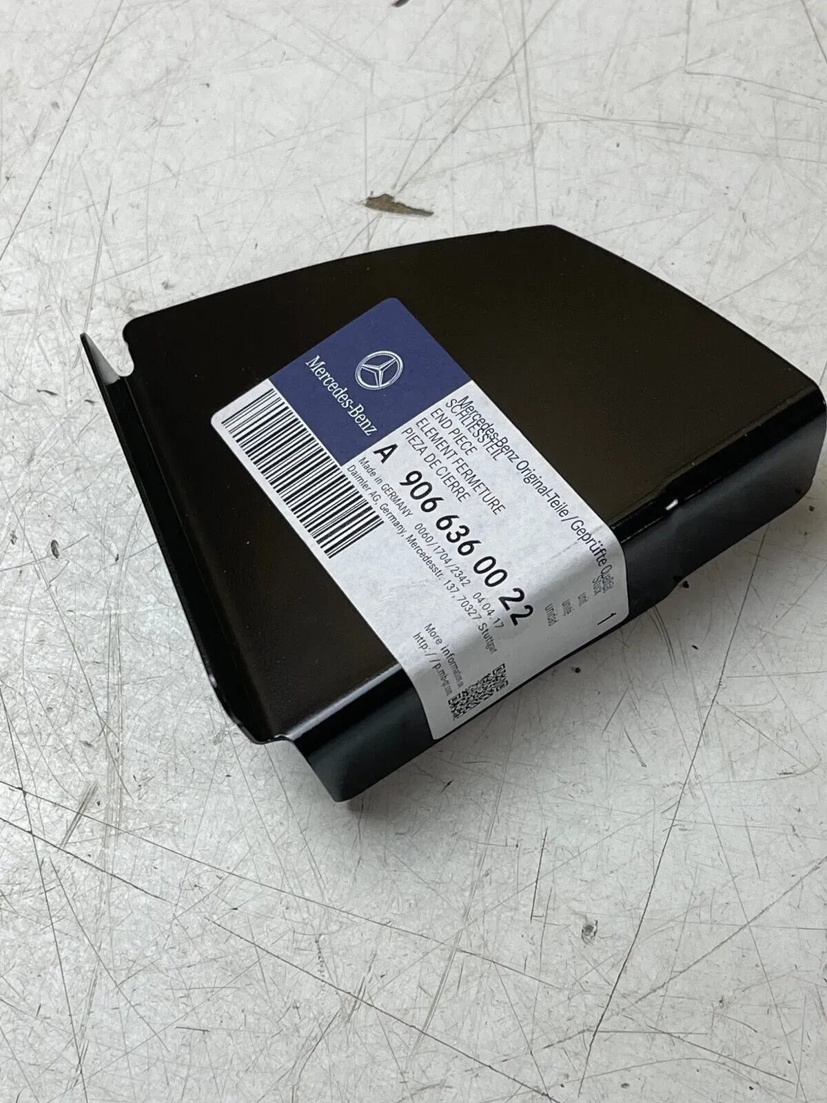 Mercedes A9066360022 SCHLIESSTEIL ECKSÄULE LINKS UNTEN A9066360022 Neu Original - Bild 1