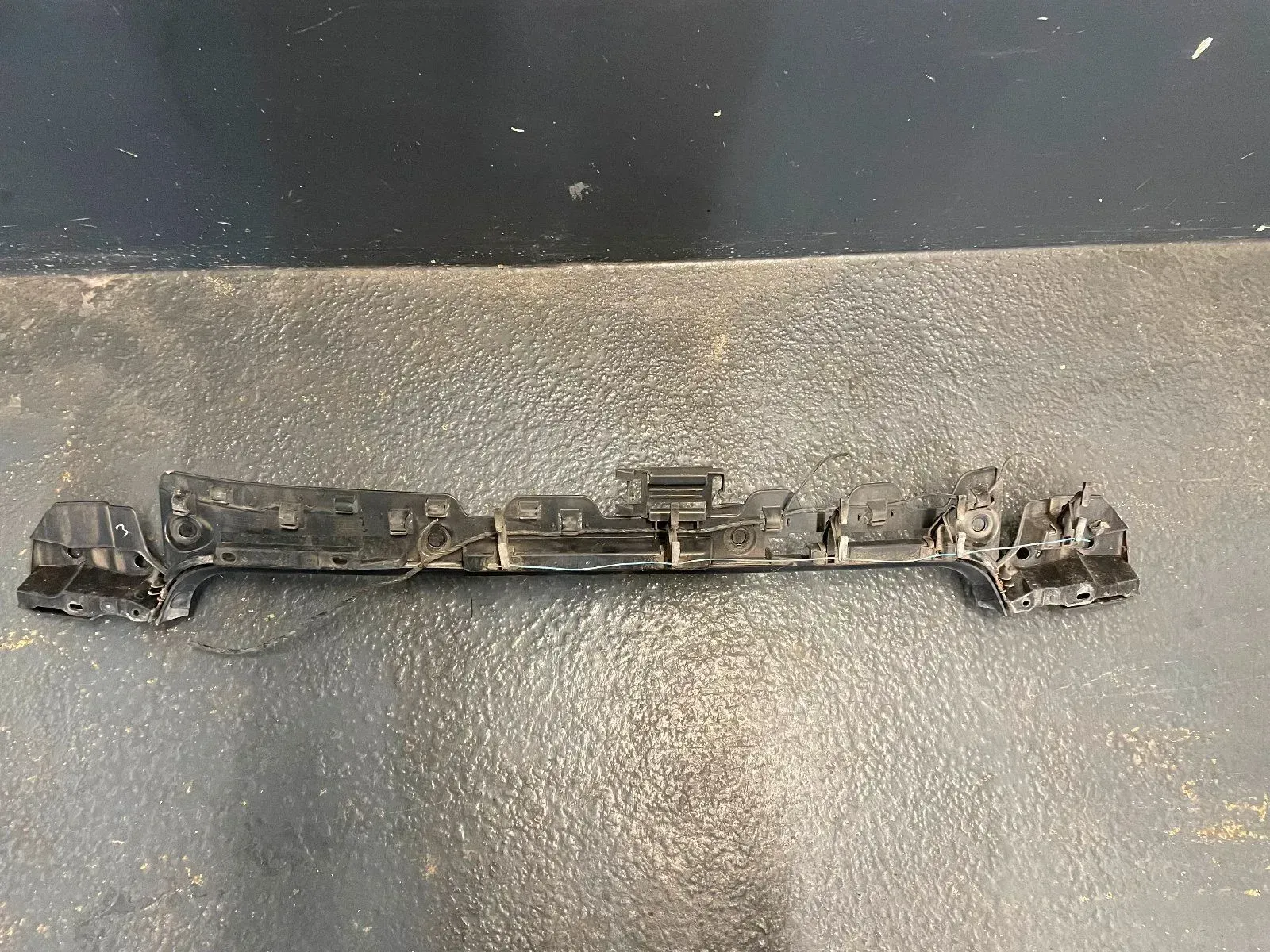 BMW 3er E93 Cabrio Stoßstange Führung Mitte hinten 7161457 - Bild 1