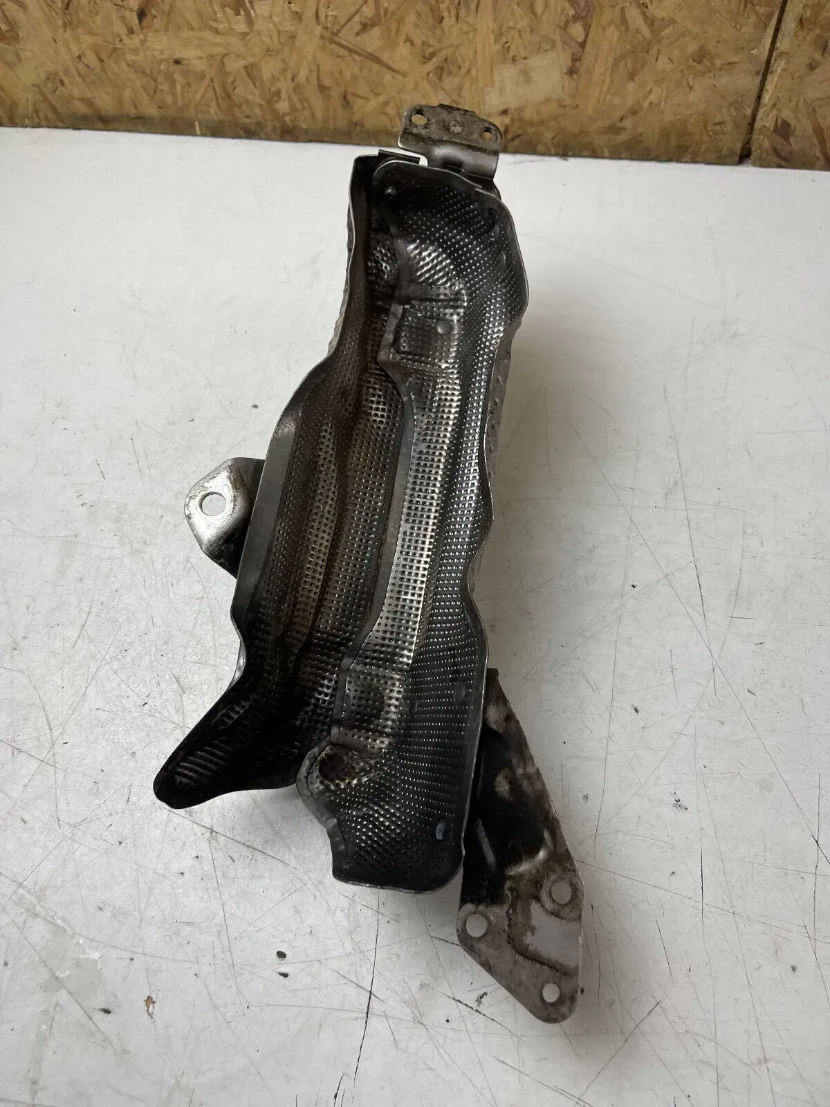 Mercedes-Benz W212 E-Klasse Abschirmblech Halter Krümmer Hitzeblech A6420903141 - Bild 1
