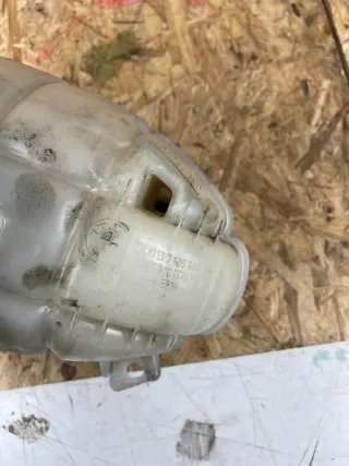 BMW F20 Ausdehnungsbehälter Ausgleichsbehälter Kühlmittel Kühlwasser 7609468 - Bild 2