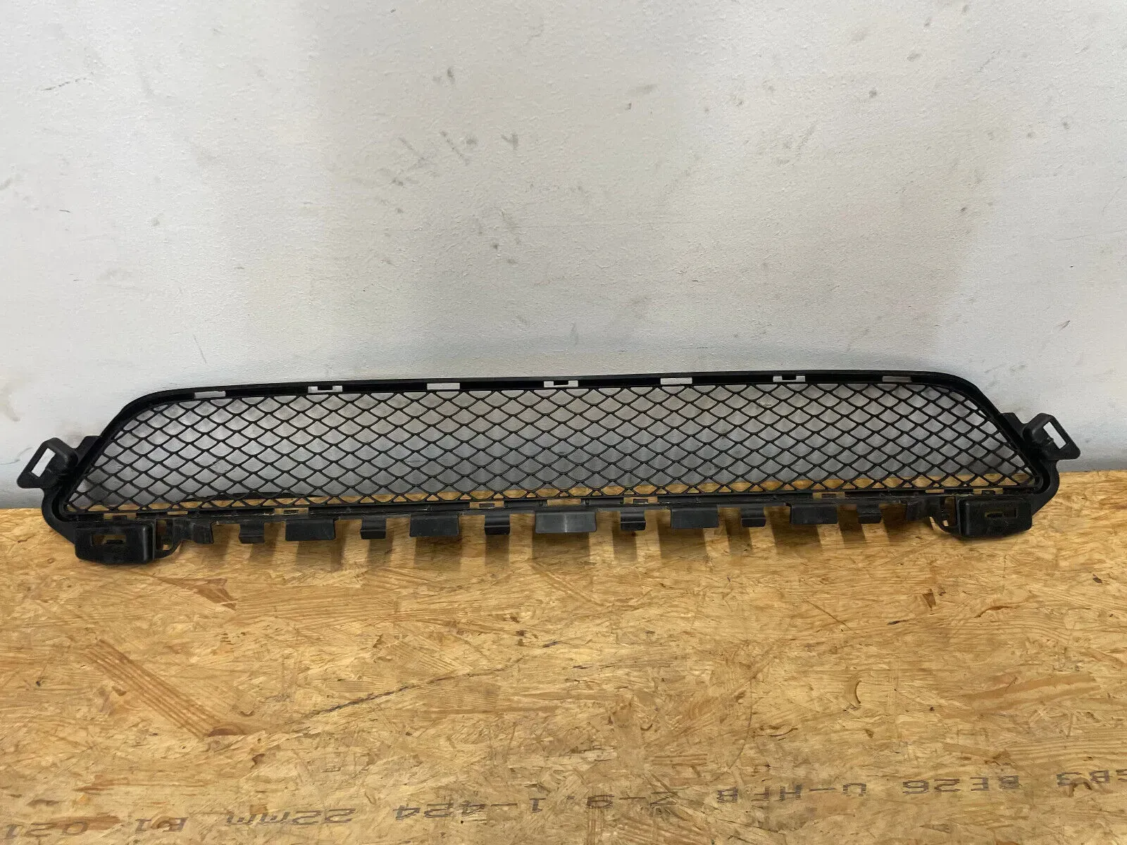Mercedes C-Klasse W205 Lüftungsgitter Gitter Stoßfänger mitte A2058850423 - Bild 1