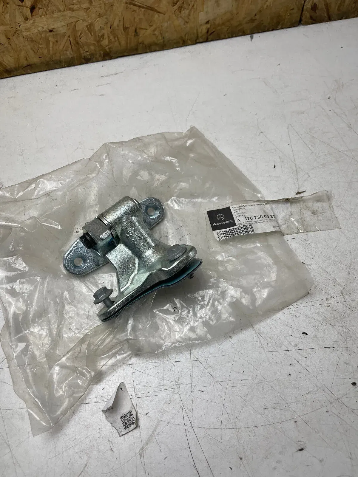 Mercedes R176 CLA Türscharnier hinten links A1767300337 Neu Original - Bild 1