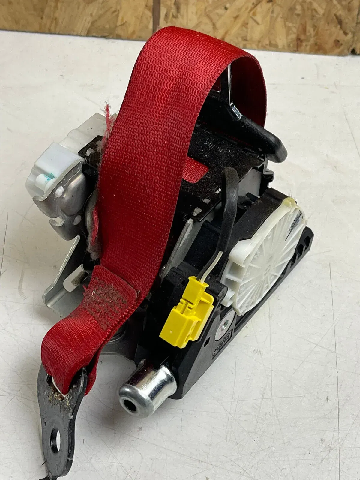 Mercedes Benz Gurtstraffer Gurt Sicherheitsgurt HINTEN RECHTS A2048600886 - Bild 1