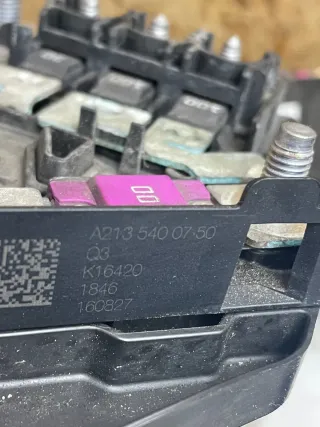 Mercedes Benz E-Klasse W213/S213 Batterieklemme Sicherungskasten A2135400750 - Bild 3