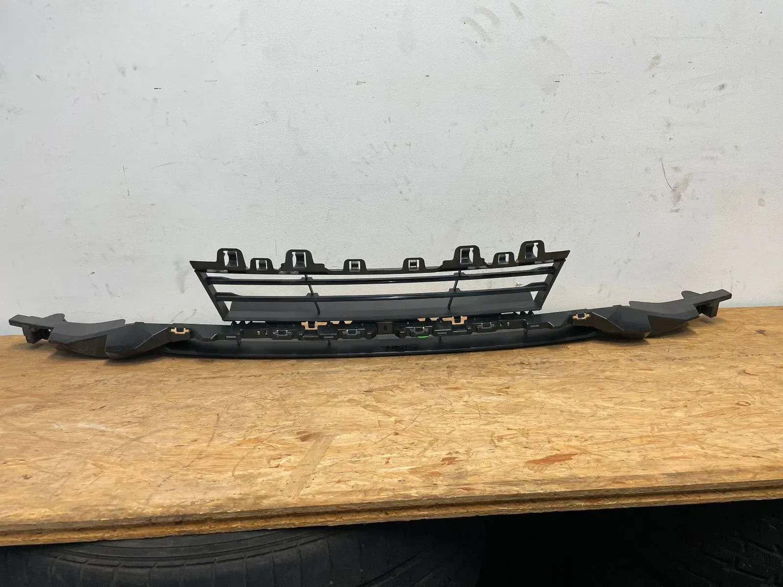 BMW 3er F30 F31 LCI Vorne Stoßstange Unterer Grill 7386152 - Bild 1