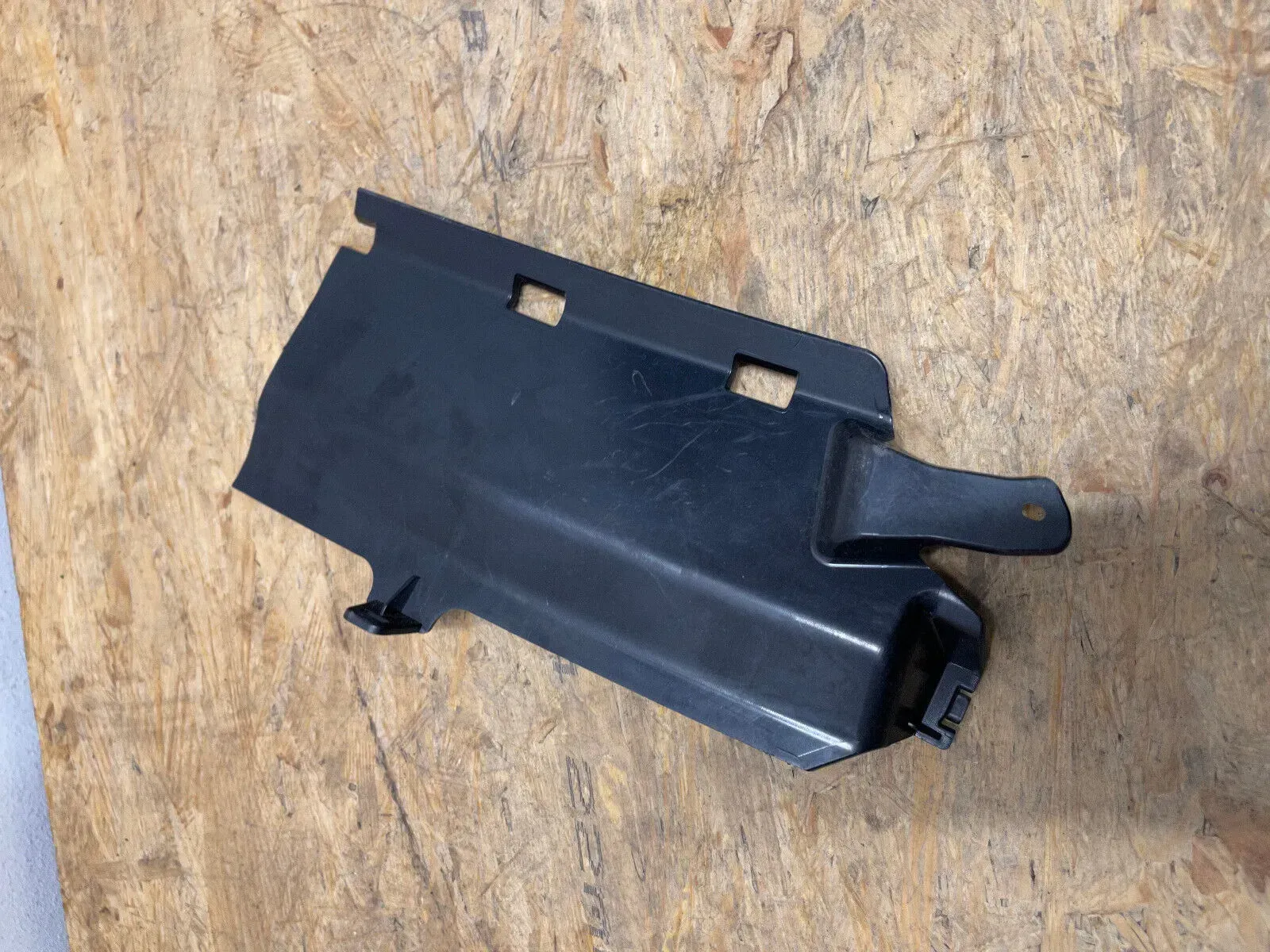 Mercedes C Klasse W205 Abdeckung Stoßstange hinten mitte A2058851524 - Bild 1