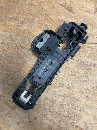 Mercedes-Benz E-Klasse W204 (W212) Türgriffträge vorne rechts A2047602434 - Bild 1
