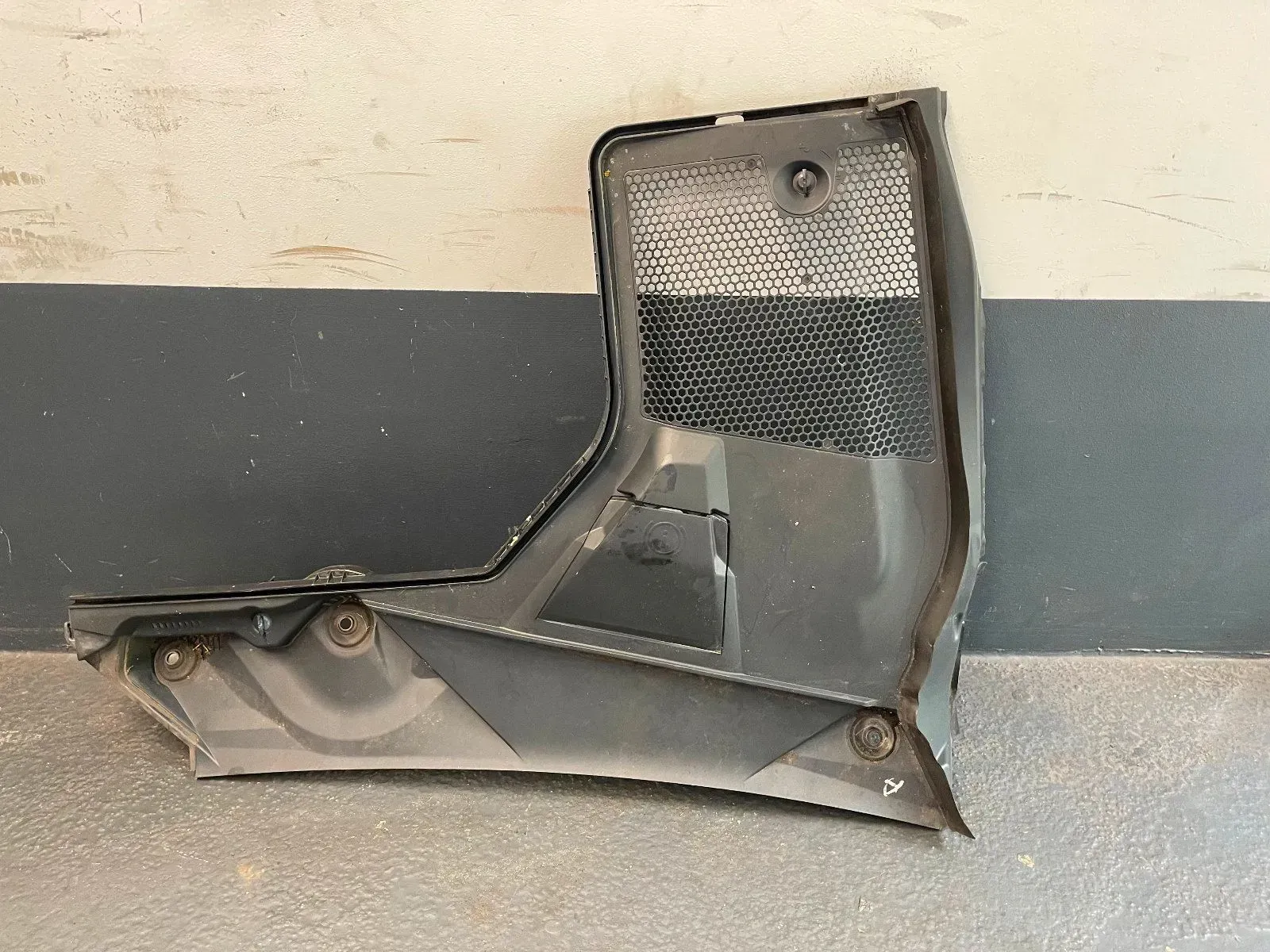 MERCEDES-BENZ C W205 Windschutzscheibenabdeckung A2058309302 - Bild 1