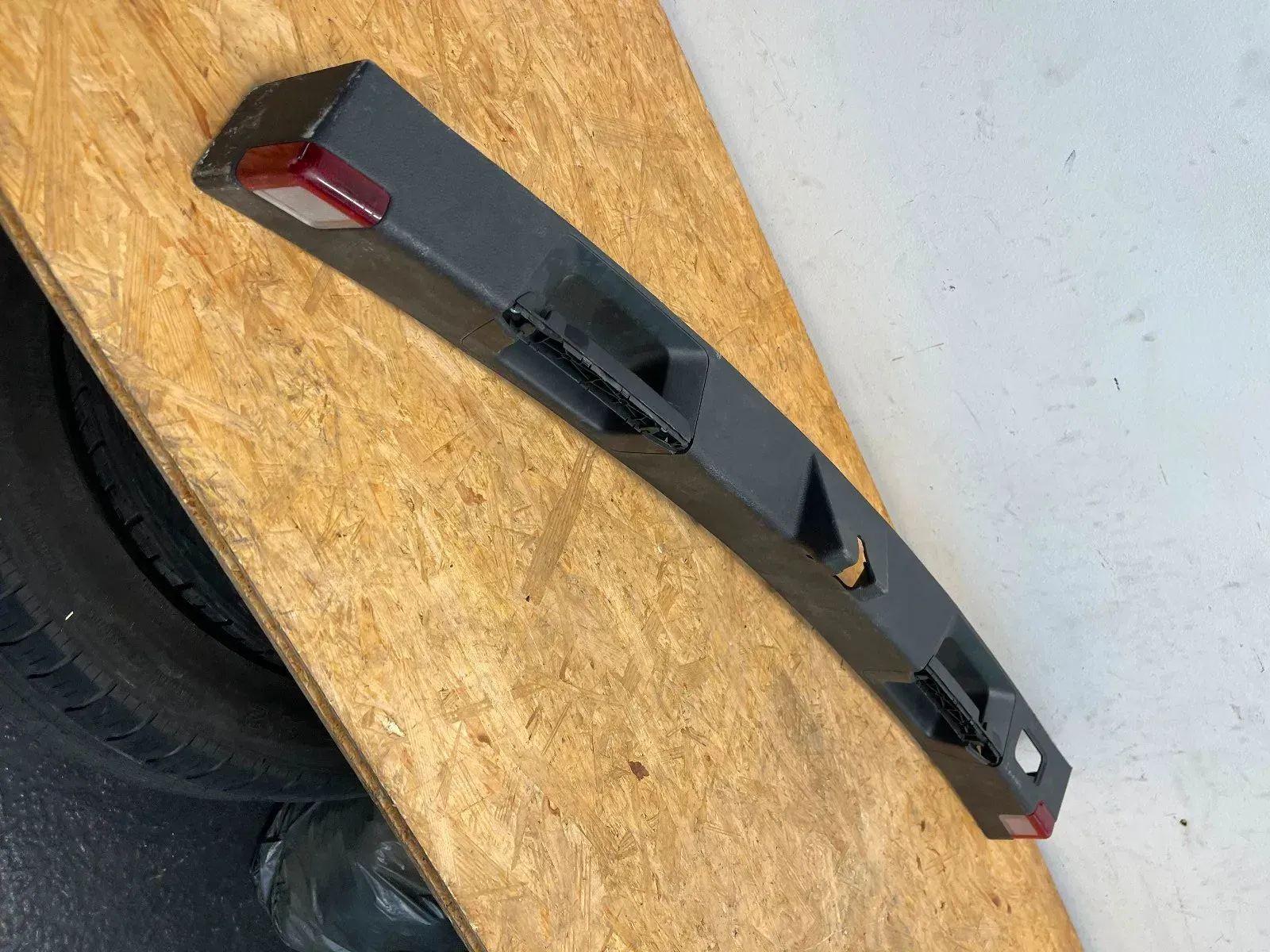 Mercedes Benz W204 Verkleidung Heckklappe A2047400472 - Bild 1