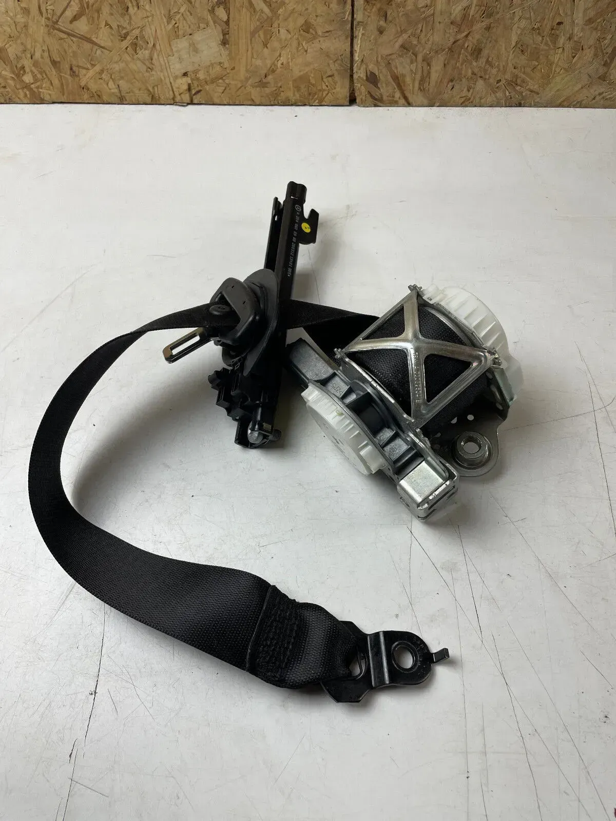 Mercedes Benz W204 Gurt vorne rechts Gurtstraffer Sicherheitsgurt A2048600988 - Bild 1
