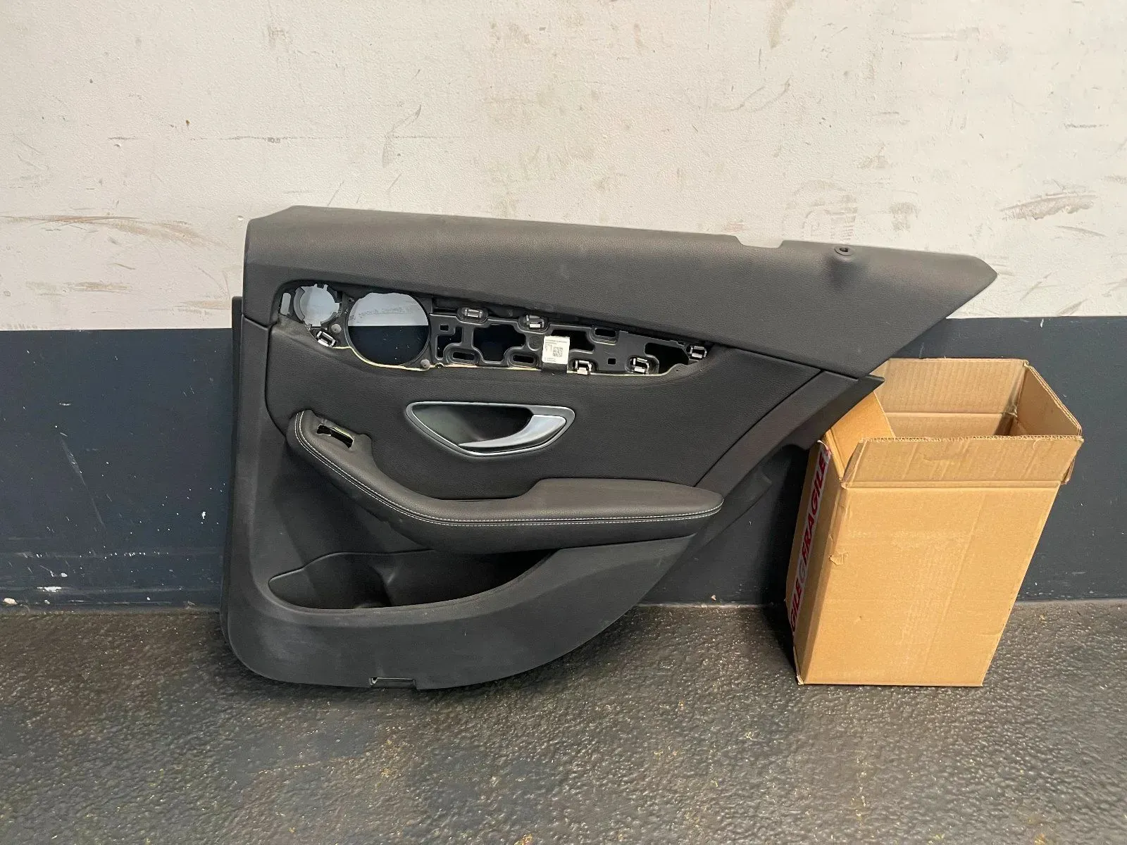 Mercedes Benz C-Klasse W205 Türvekleidung hinten rechts - Bild 1