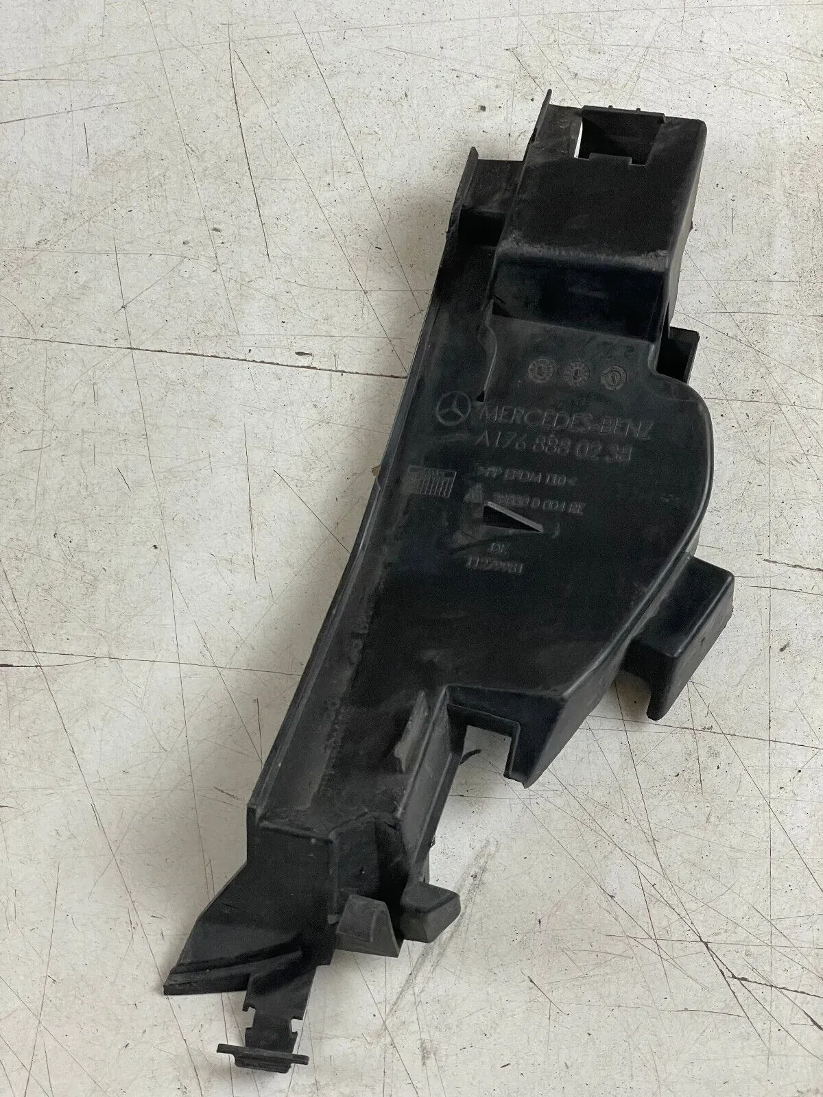 Mercedes-Benz A-Klasse W176 Luftleitlamelle Stoßstange Vorne Rechts A1768880238 - Bild 1