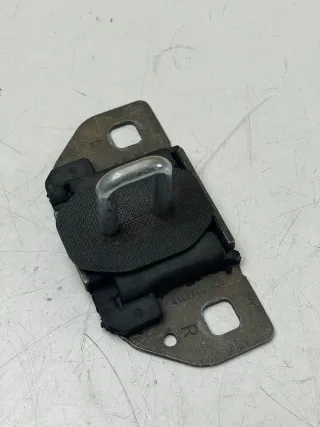 Mercedes W205 S205 T-Modell Schließhaken Fanghaken Heckklappe A1667401800 - Bild 1